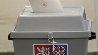 Voľby poznačili zlepené lístky, zaznamenali však rekordnú účasť