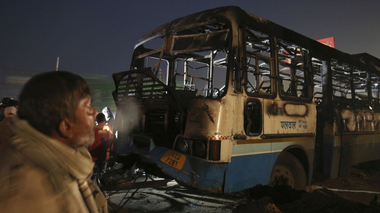 Autobus s pútnikmi sa zrútil z mosta, tragédiu neprežilo 12 ľudí