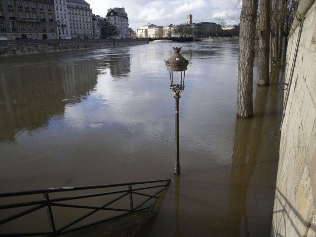 Hladina Seiny nebezpečne stúpa, Paríž vyhlásil pohotovosť