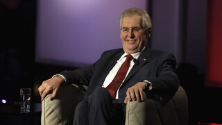 Zeman porazil Drahoša, zostáva českým prezidentom