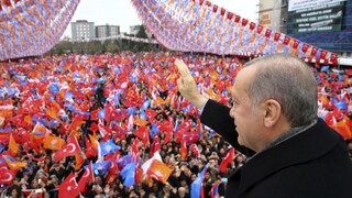 Turecko pokračuje v bojoch, proti ofenzíve protestovali tisíce Kurdov