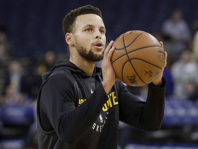 Golden State zdolal Indianu. Curryho delí už len jedna trojka od vyrovnania rekordu