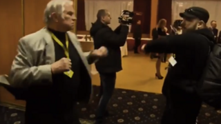 Zemanov volebný štáb sa zmenil na ring, napadli novinárov