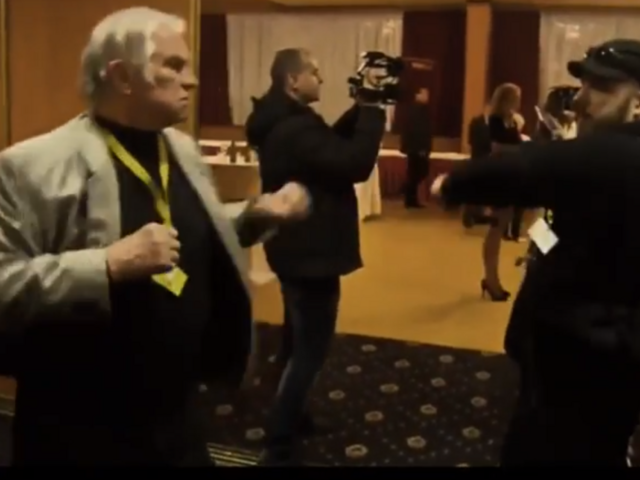 Zemanov volebný štáb sa zmenil na ring, napadli novinárov