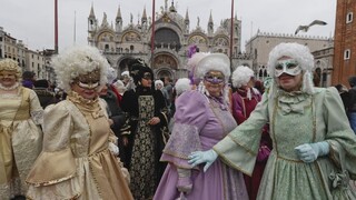 Benátky zdobia farebné masky. Začal sa tradičný karneval