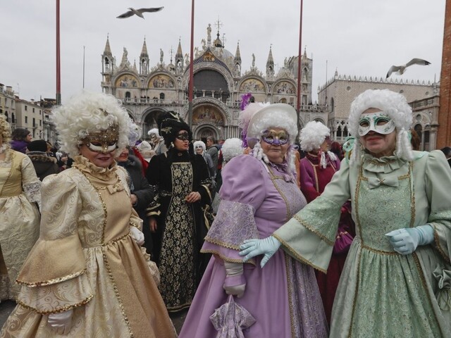 Benátky zdobia farebné masky. Začal sa tradičný karneval