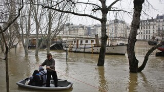 Vo Francúzsku stále platí výstraha, hladina rieky Seina stúpa
