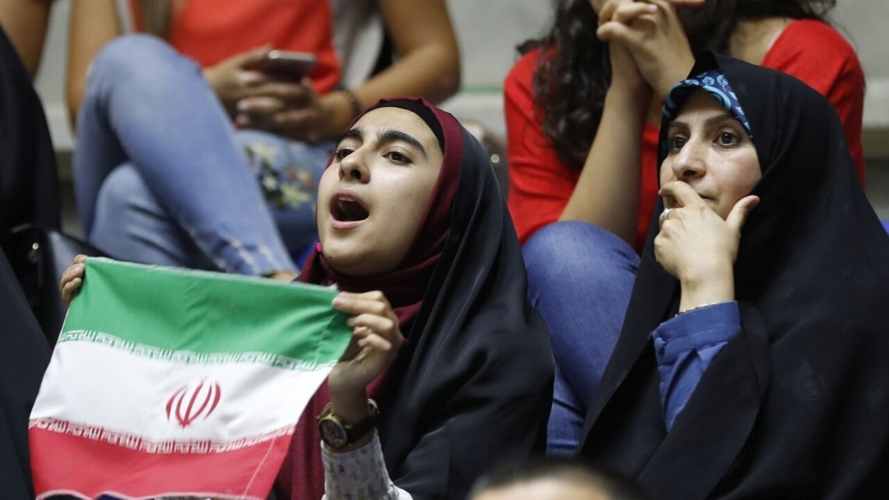 Iránčanky zvolili odvážny protest, nastokli svoje šatky na palice