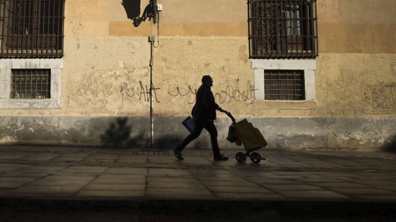 Poštár doručoval zásielky do garáže. Skrýval stovky kilogramov listov