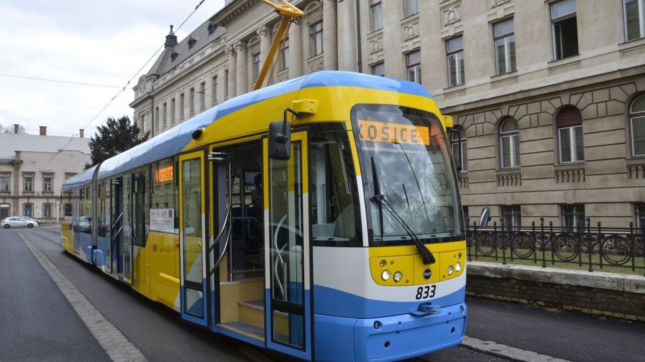 Revízora bodla žena do hrudníka, skončil v nemocnici