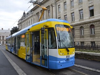 Revízora bodla žena do hrudníka, skončil v nemocnici