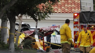 V Kalifornii havaroval vrtuľník, po vzlietnutí sa zrútil na obytný dom