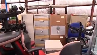 So starým nábytkom ponúkali v bazári aj tajné vládne spisy