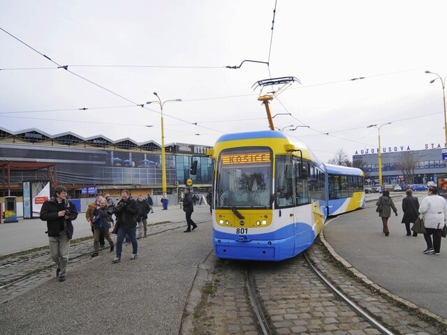 Obvinili ženu, ktorá v električke bodla revízora do hrudníka