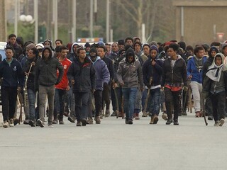 V meste Calais sa strhla masívna bitka, padali aj výstrely