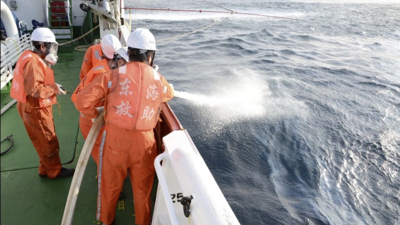 Na pobrežie Japonska vyplavilo ropu z potopeného tankera