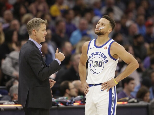 NBA: Po výprasku v Utahu obhajcovia Golden State triumfovali na palubovke Sacramenta