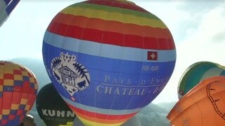 Balóny ozdobili úpätie Álp / Zábava v argentínskych uliciach /  Z robota sa stal barista