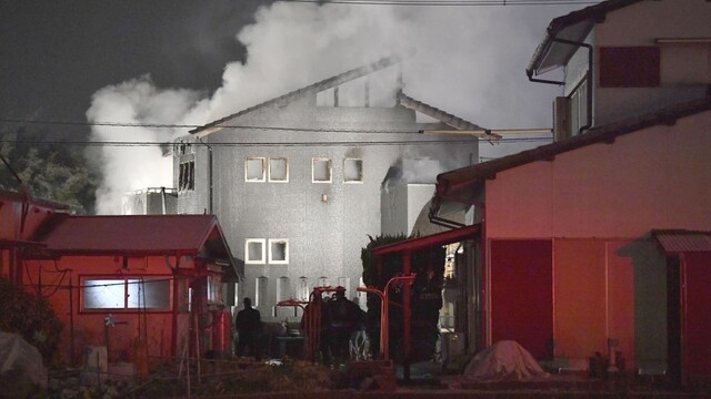 Vojenská helikoptéra vrazila do strechy domu, strhla celé poschodie