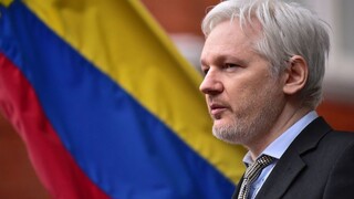 Londýnsky súd rozhodol o zatykači na Assangea