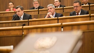 Rokovanie parlamentu aj o trinástom plate a vyvlastňovaní pozemkov