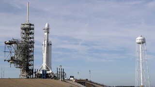 Auto Elona Muska letí k Marsu, najsilnejšia raketa odštartovala