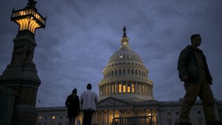 V USA sa usilujú odvrátiť shutdown, schválili nový dočasný rozpočet