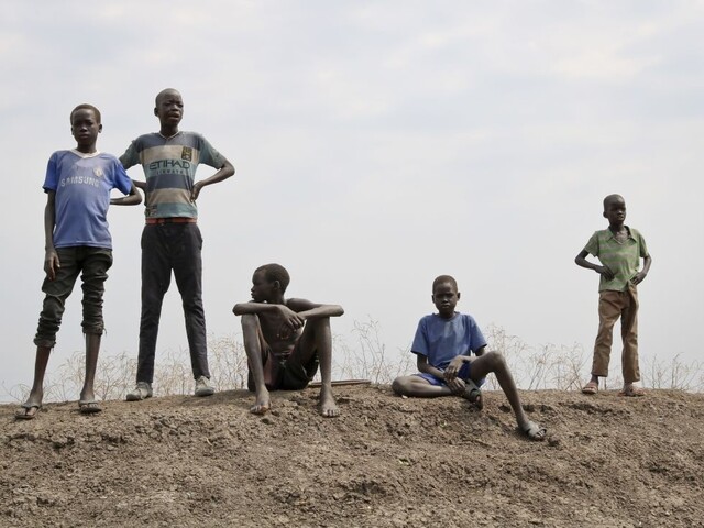 Odzbrojiť, obliecť a k lekárovi. Prepustili stovky detských vojakov