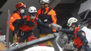Na Taiwane pokračujú záchranné práce, počet obetí však stúpol