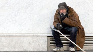 Bezdomovci v Paríži bojujú o prežitie, pred mrazmi sa nemajú kam schovať