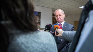 Mimoriadna schôdza o nákupoch pre armádu sa skončila bez uznesenia