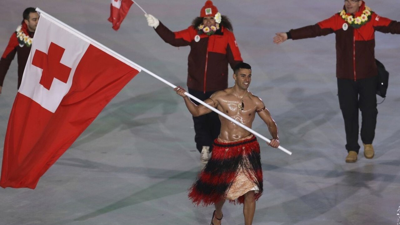 V mraze a vetre zaujal polonahý vlajkonosič oceánskeho kráľovstva