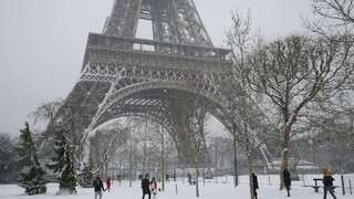 Eiffelovku zatvorili, sneženie uväznilo stovky vodičov v autách