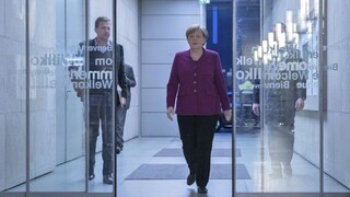 Merkelová chce v rezortoch mladých ľudí, vychová si nástupcu?