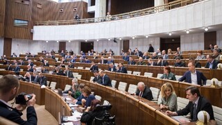 Rokovanie parlamentu aj o korupcii a príplatkoch za prácu
