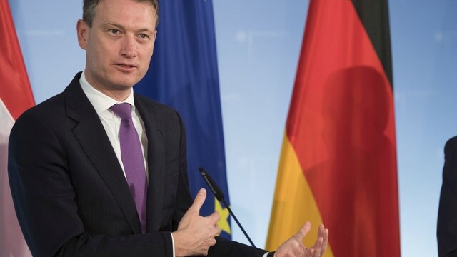 Holandský minister priznal, že klamal o Putinovi. Potom odstúpil