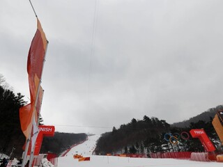 Olympijský slalom žien presunuli, hry komplikuje silný vietor