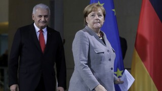 Merkelová sa stretla s tureckým premiérom, chcú budovať lepšie vzťahy