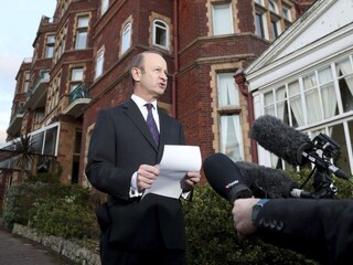 Odvolali predsedu britskej strany, doplatil na rasizmus milenky