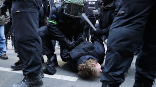 Demonštranti spievali nacistickú pieseň, polícia ich rozohnala