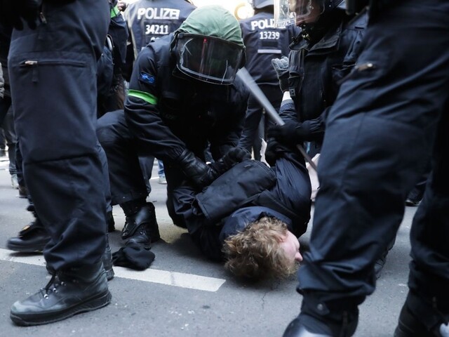 Demonštranti spievali nacistickú pieseň, polícia ich rozohnala