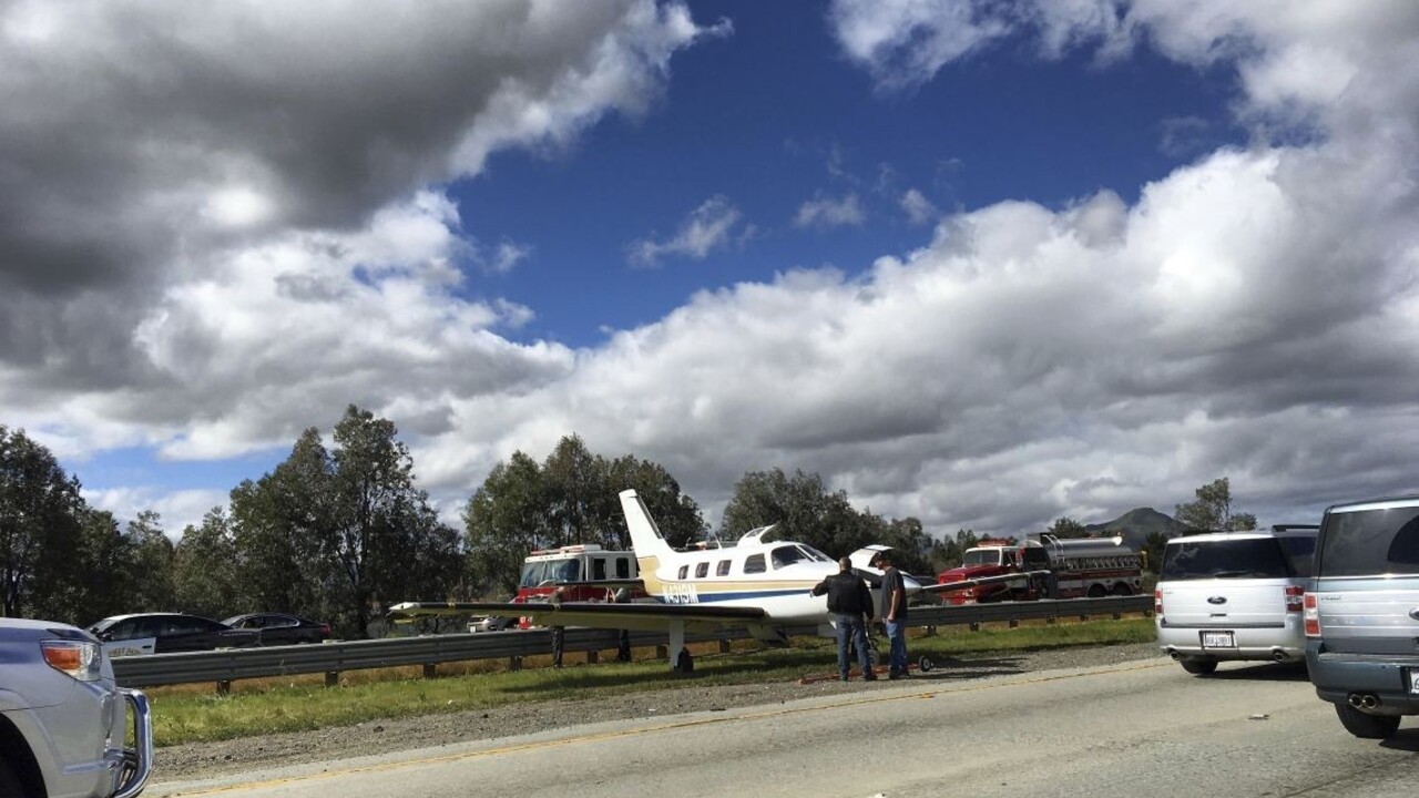 Na kalifornskej diaľnici pristálo lietadlo, malo problémy s motorom
