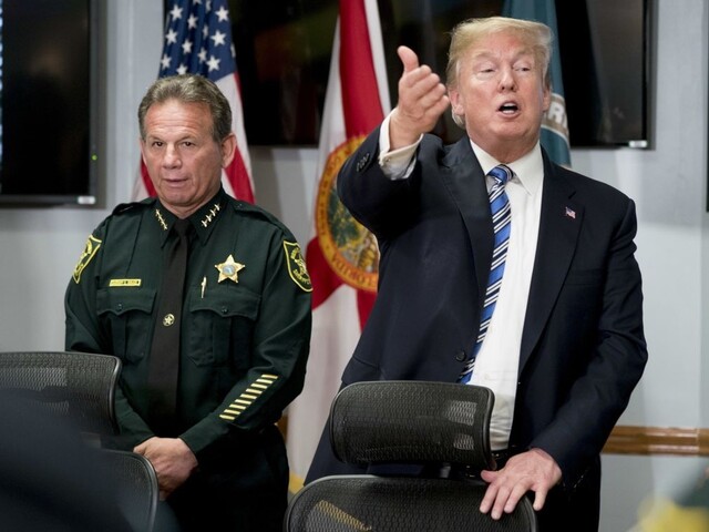 Trump po masakre mení názor, je za sprísnenie vlastníctva zbraní