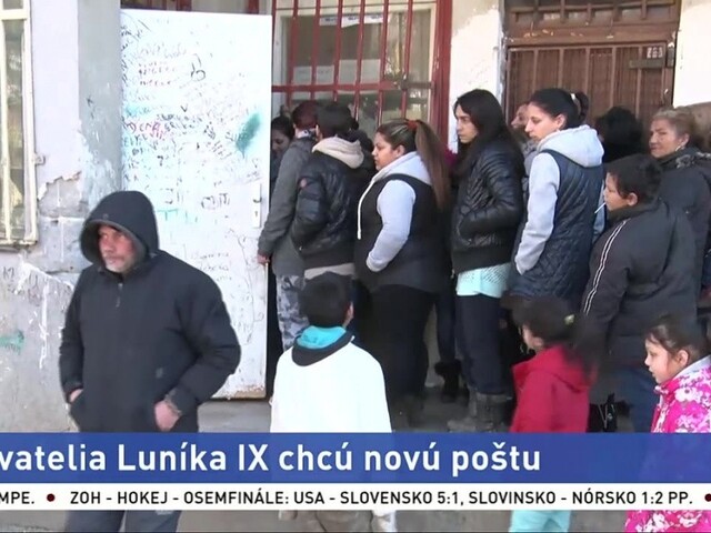 Obyvatelia Luníka sa počas vyplácania dávok nezmestia na poštu