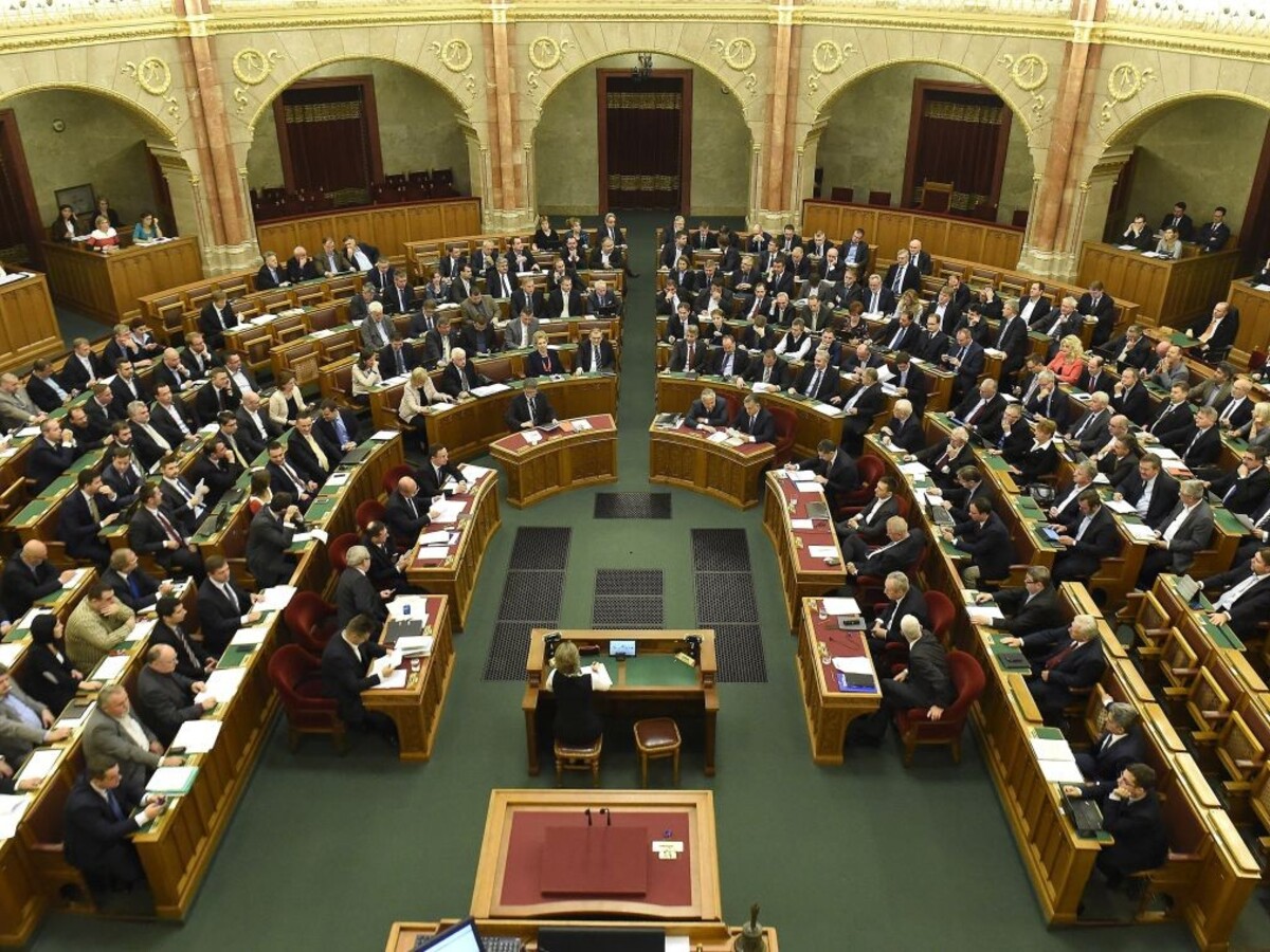 Maďarsko parlament poslanci 1140px (SITA/AP) 