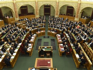 Maďarsko parlament poslanci 1140px (SITA/AP) 