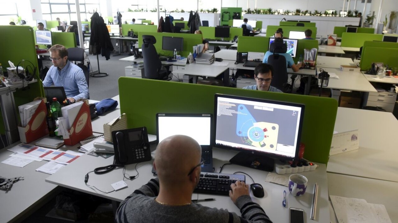 zamestnanci firma pracovník 1140px (TASR/Radovan Stoklasa) 