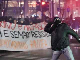 Polícia musela chrániť neofašistov pred antifašistami, stretov pribúda