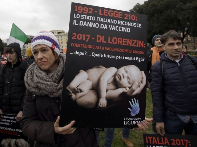 Taliani demonštrovali proti neofašistom, reformám aj očkovaniu