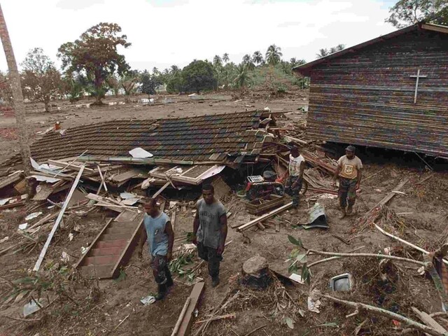 Na ostrove Papua udrelo silné zemetrasenie, spôsobilo zosuvy